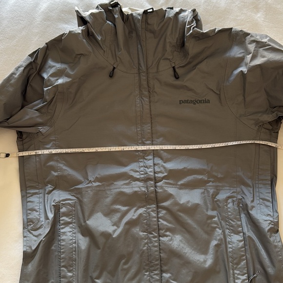 Patagonia women’s gray small raincoat - Picture 4 of 4